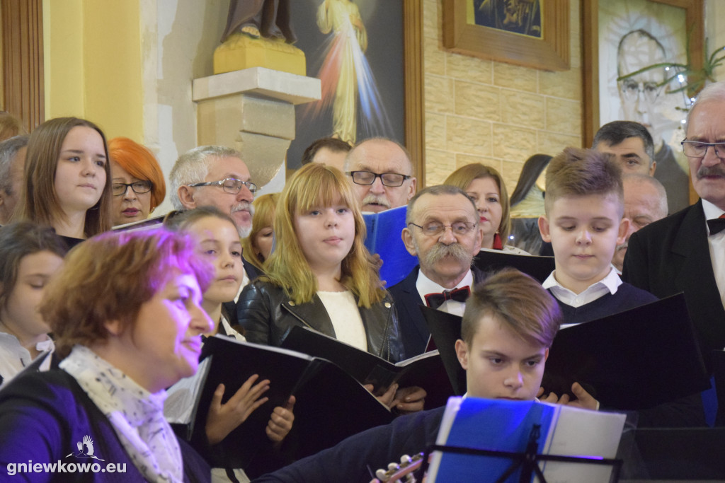 Kolędowanie w kościele NSPJ