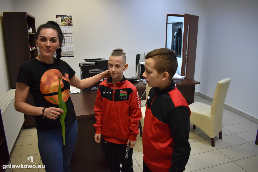 Unia wręczała paniom kwiaty