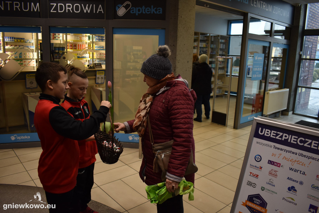 Unia wręczała paniom kwiaty