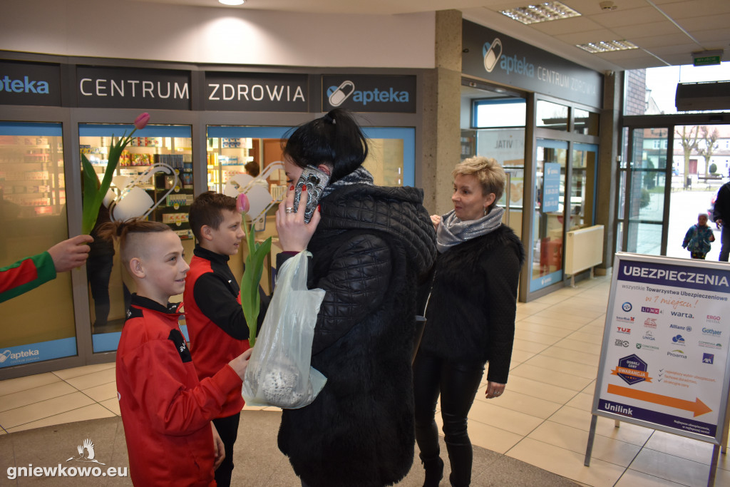 Unia wręczała paniom kwiaty