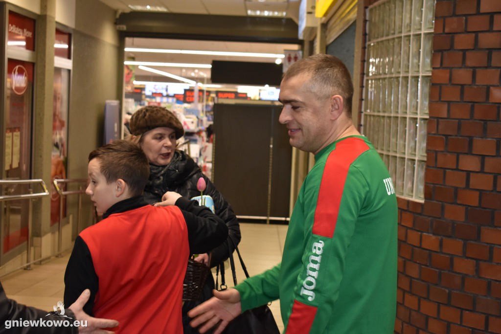 Unia wręczała paniom kwiaty