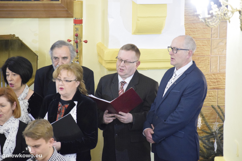 Kolędowanie w kościele NSPJ