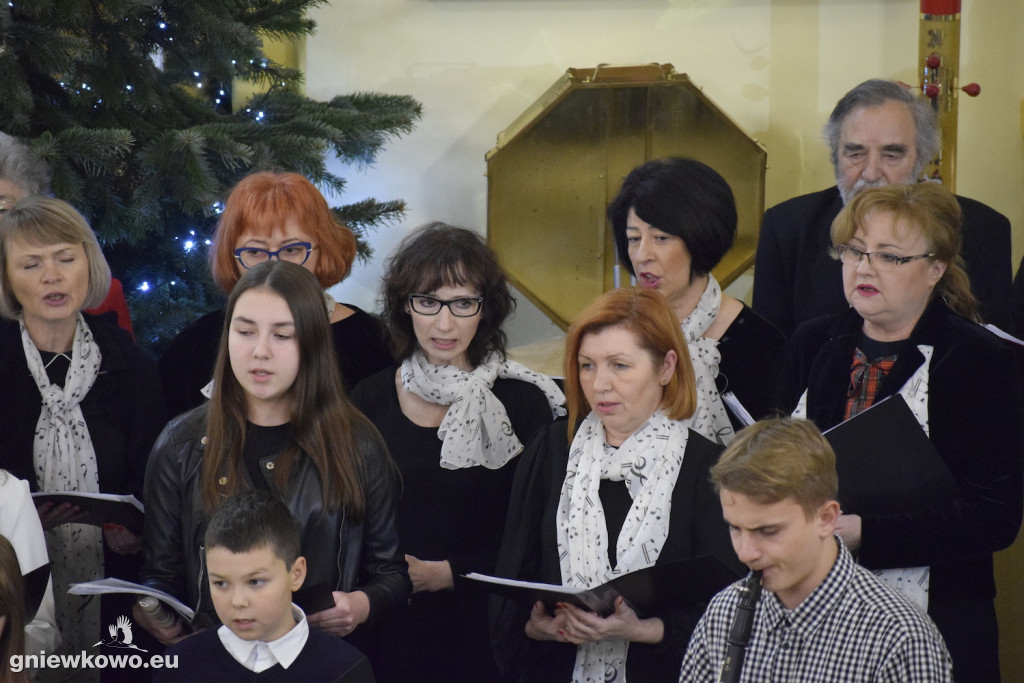Kolędowanie w kościele NSPJ