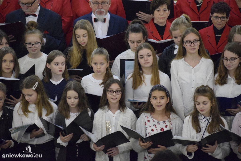 Kolędowanie w kościele NSPJ