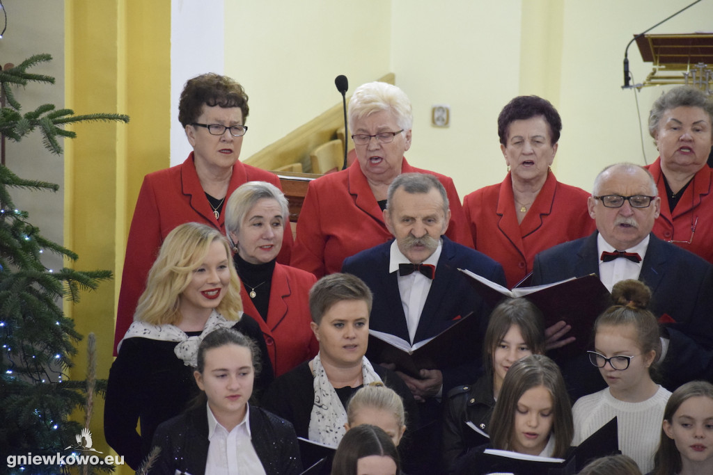 Kolędowanie w kościele NSPJ