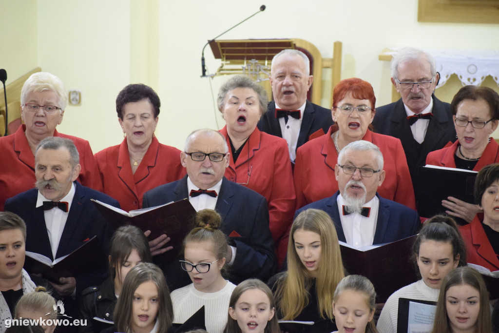 Kolędowanie w kościele NSPJ