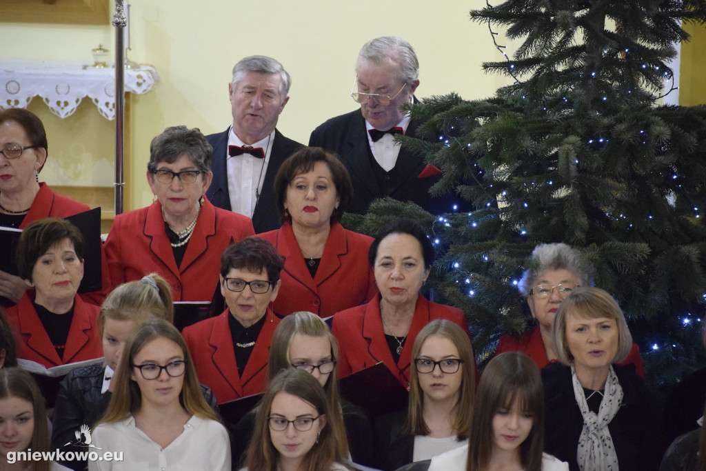 Kolędowanie w kościele NSPJ