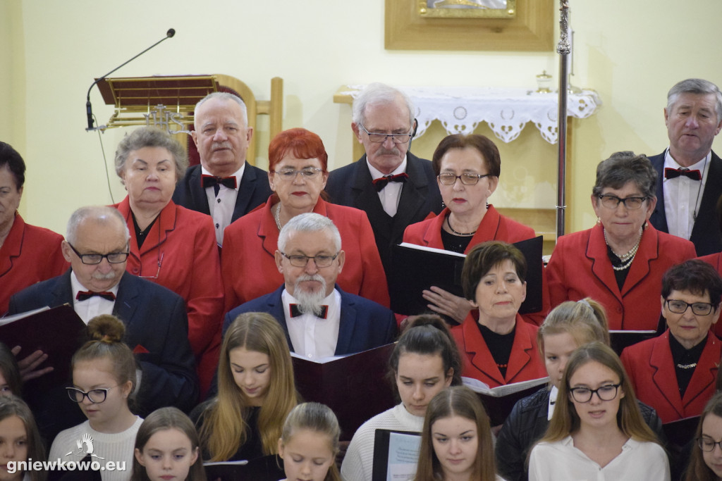 Kolędowanie w kościele NSPJ
