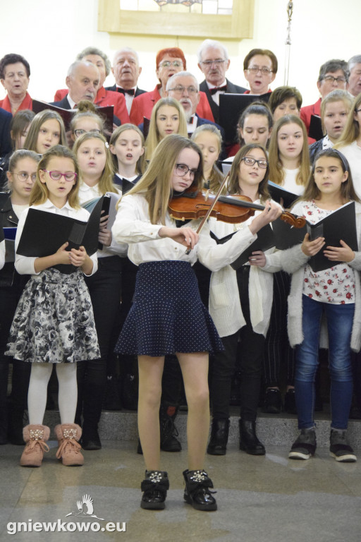 Kolędowanie w kościele NSPJ
