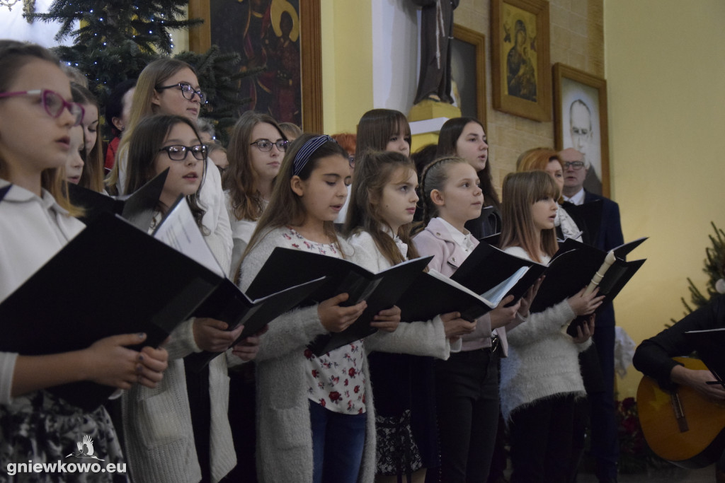 Kolędowanie w kościele NSPJ