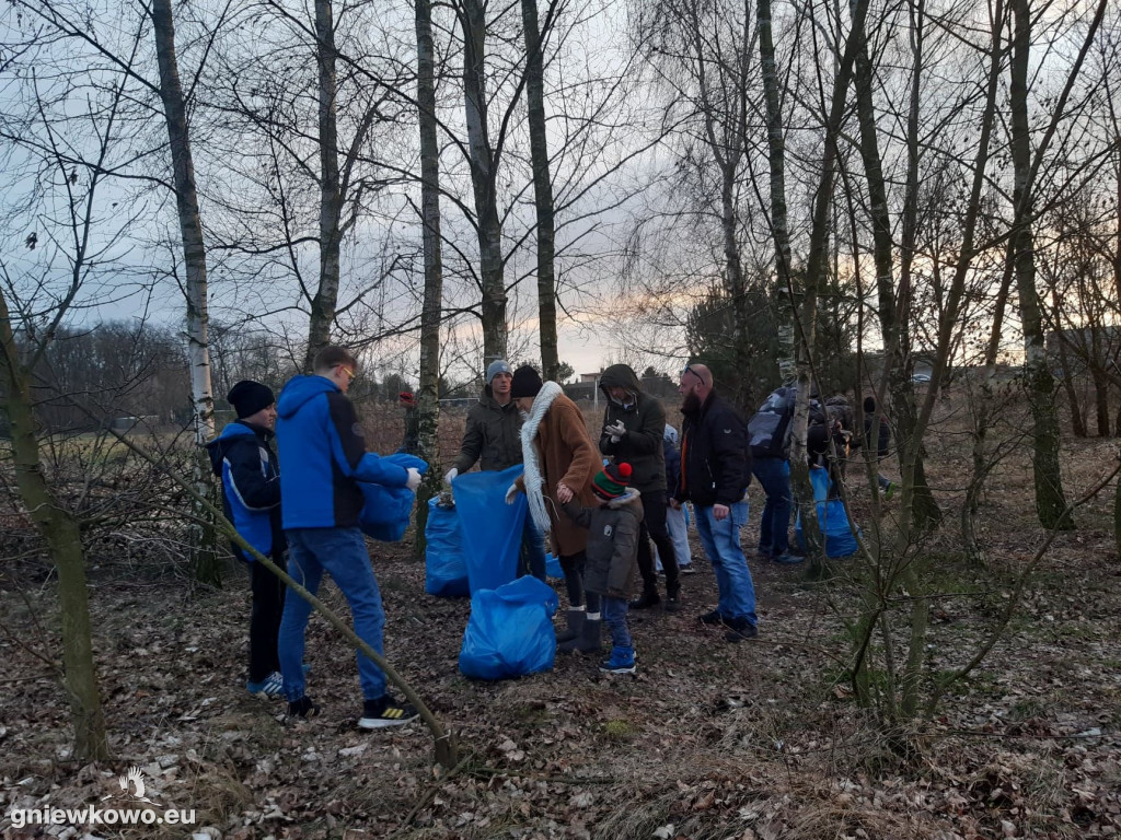 Unia sprzątała okolice boiska