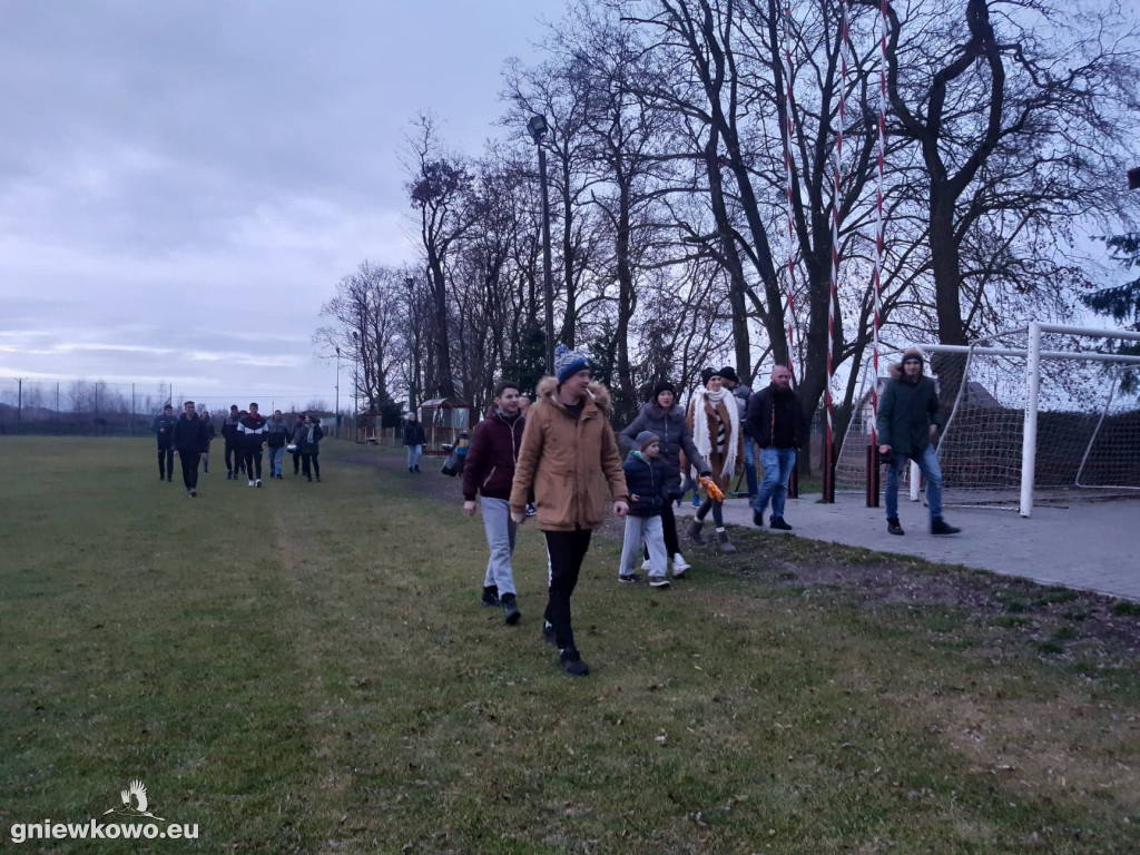 Unia sprzątała okolice boiska