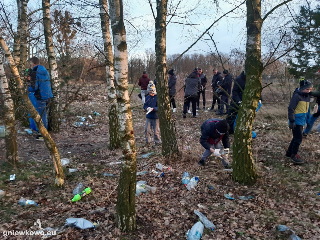 Unia sprzątała okolice boiska