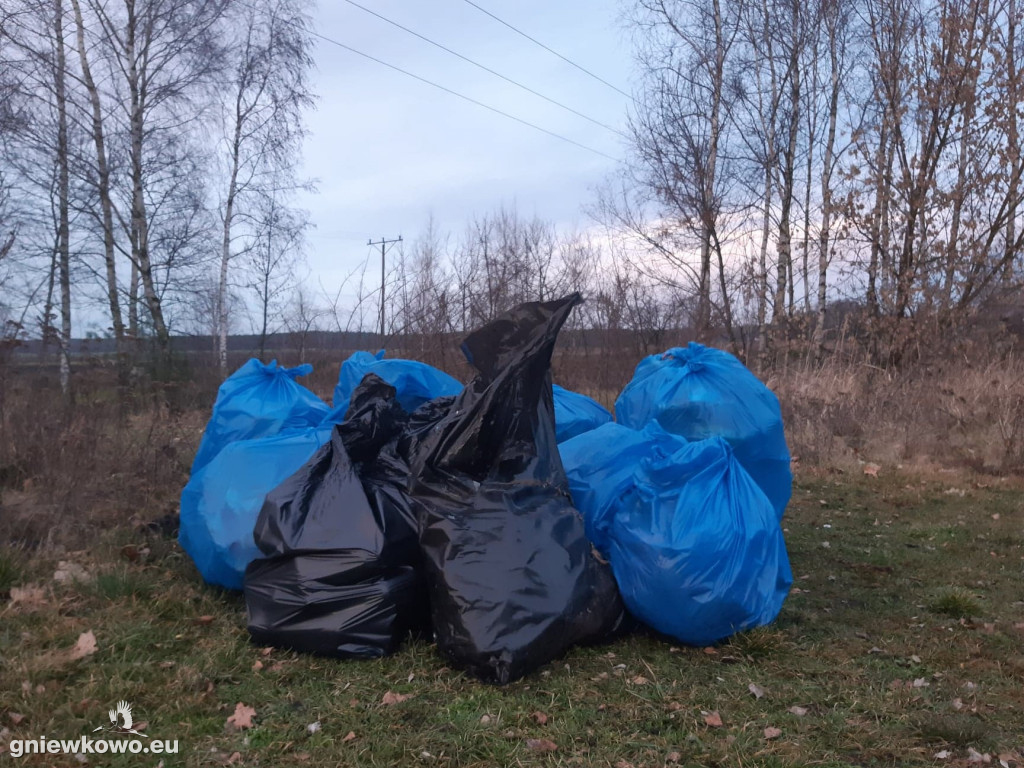 Unia sprzątała okolice boiska