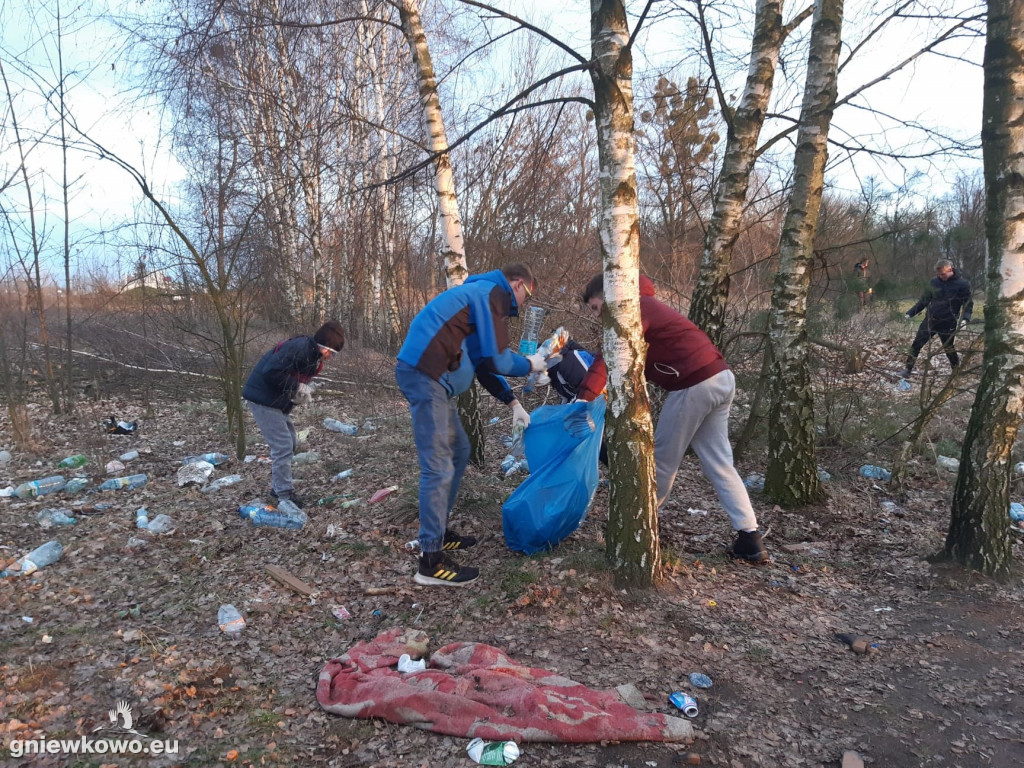 Unia sprzątała okolice boiska
