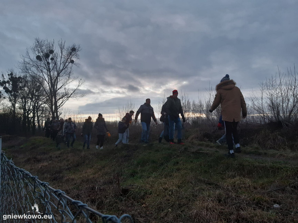 Unia sprzątała okolice boiska