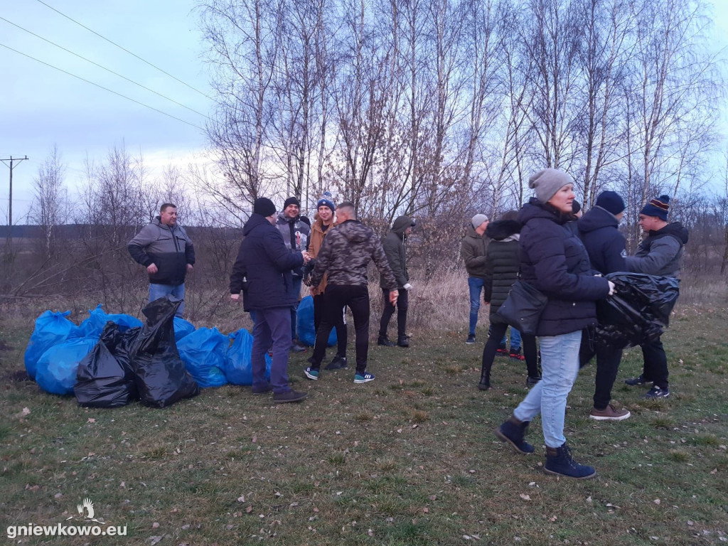 Unia sprzątała okolice boiska