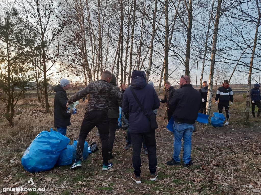 Unia sprzątała okolice boiska
