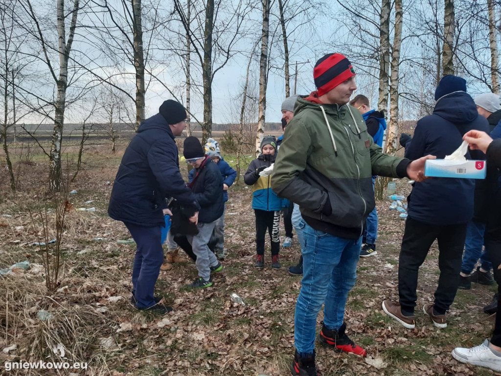 Unia sprzątała okolice boiska