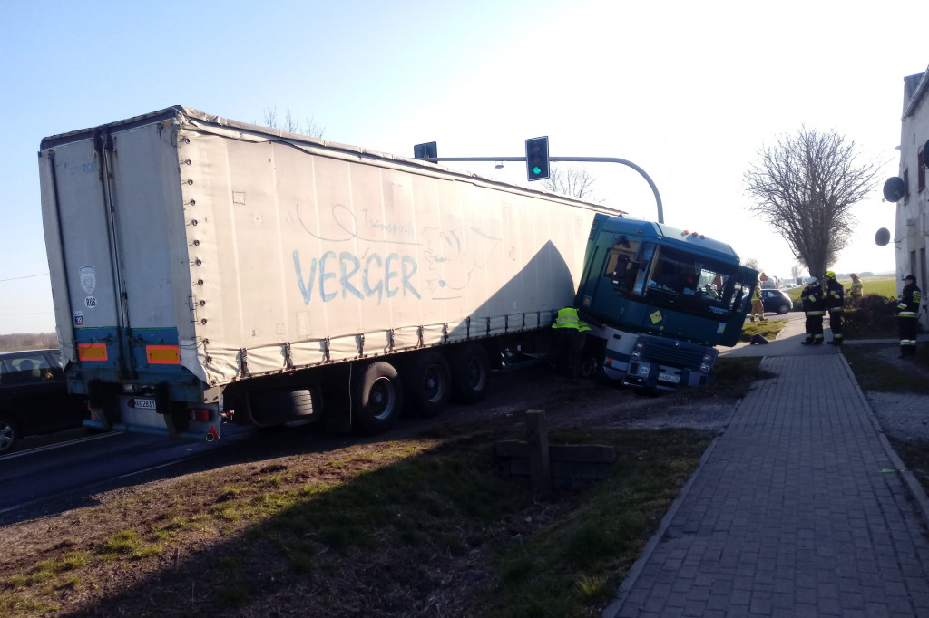 Ciężarówka w rowie w Wierzchosławicach