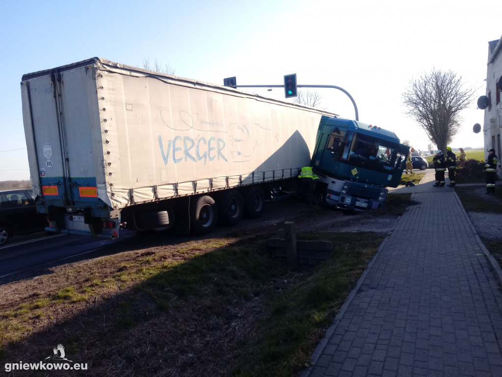 Ciężarówka w rowie w Wierzchosławicach