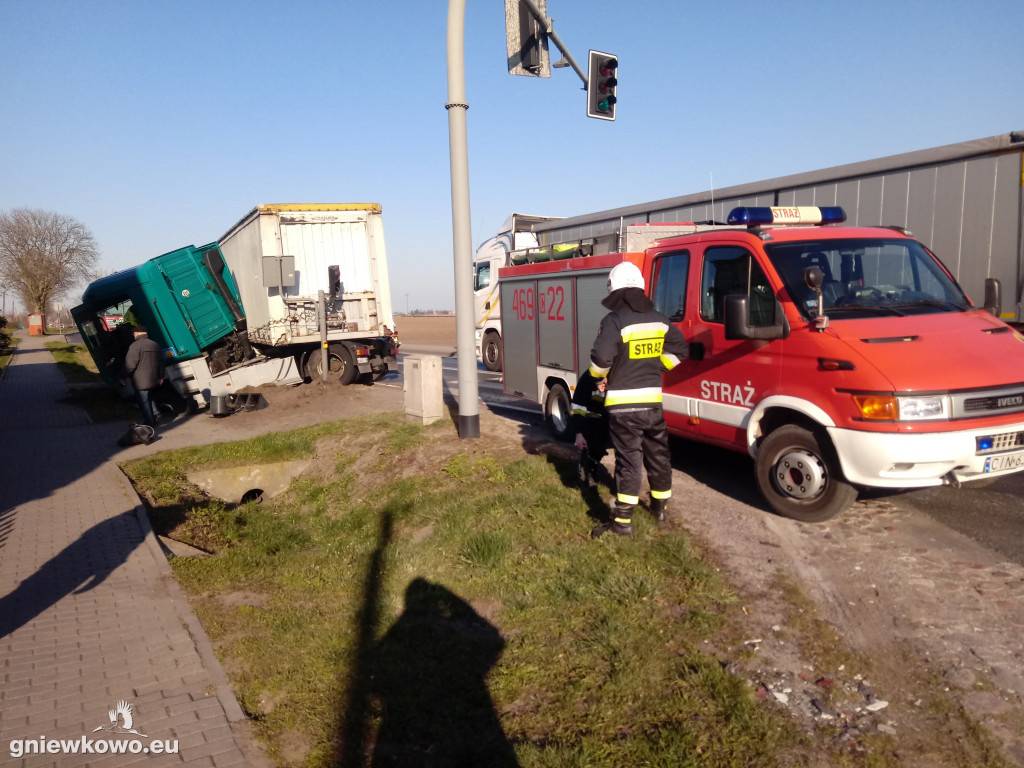 Ciężarówka w rowie w Wierzchosławicach