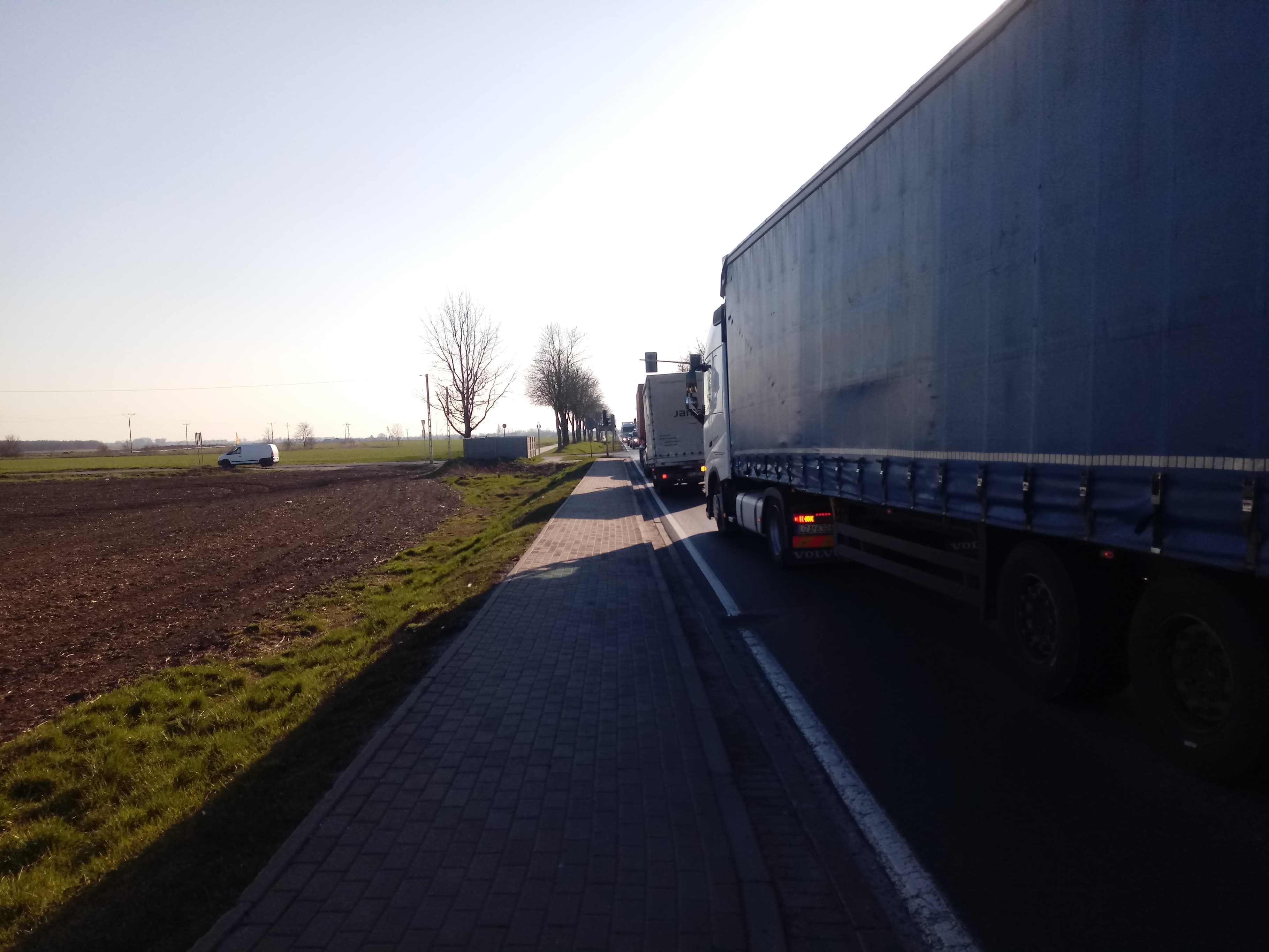 Ciężarówka w rowie w Wierzchosławicach