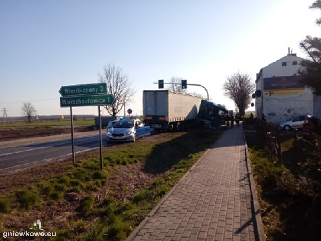 Ciężarówka w rowie w Wierzchosławicach