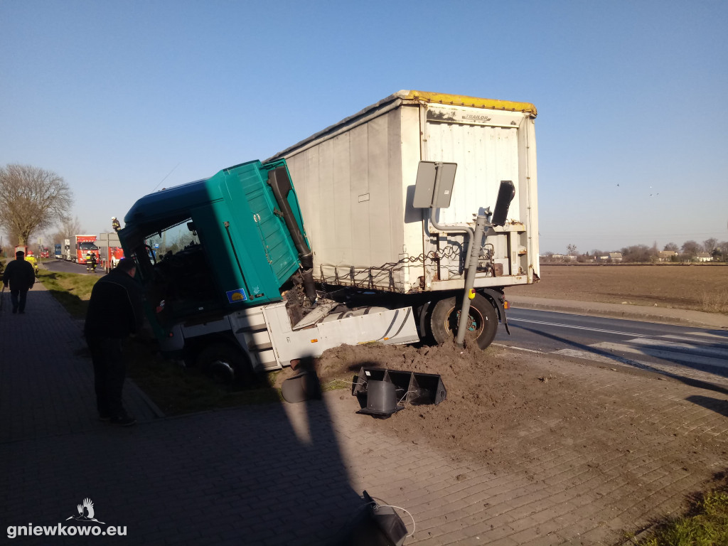 Ciężarówka w rowie w Wierzchosławicach