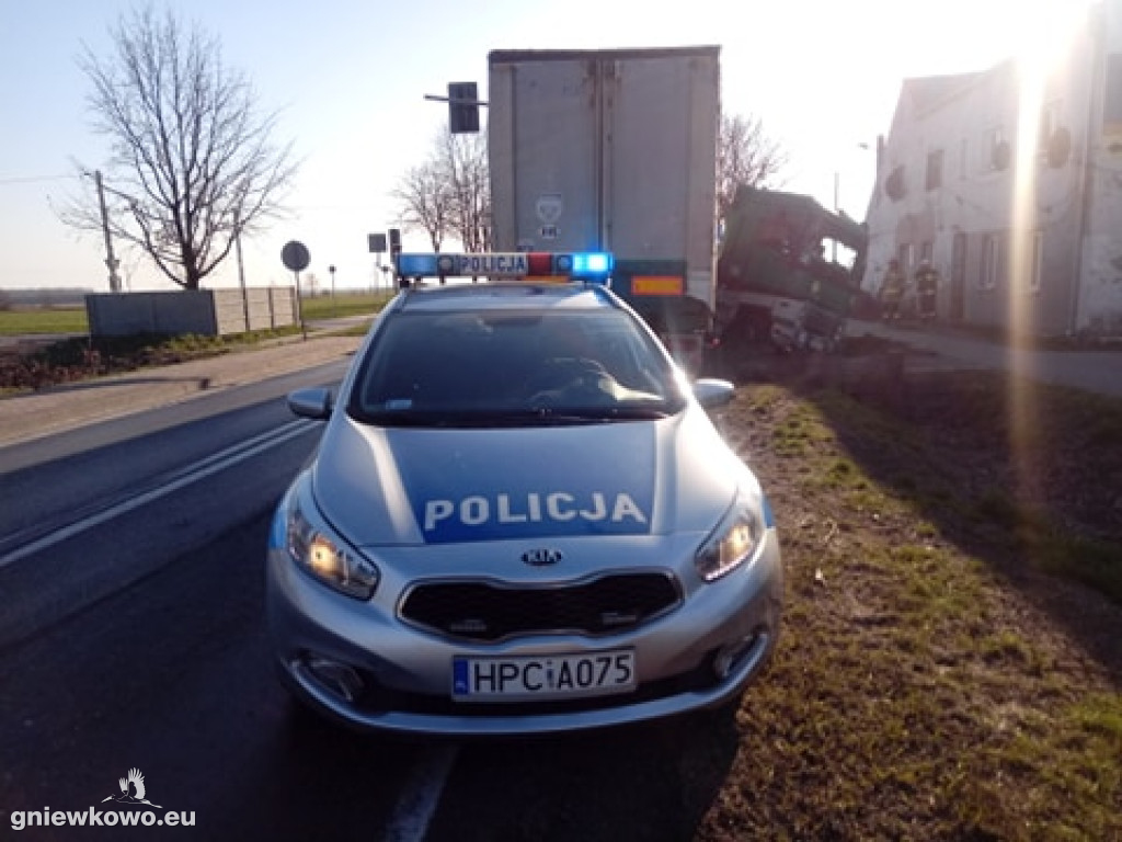 Ciężarówka w rowie w Wierzchosławicach