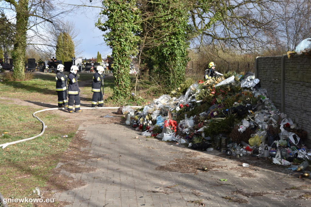 Pożar śmieci na cmentarzu