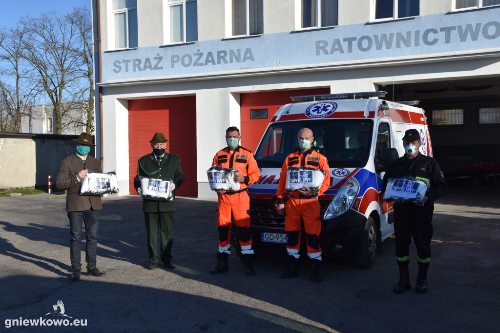 Myśliwi przekazali maseczki medykom i strażakom