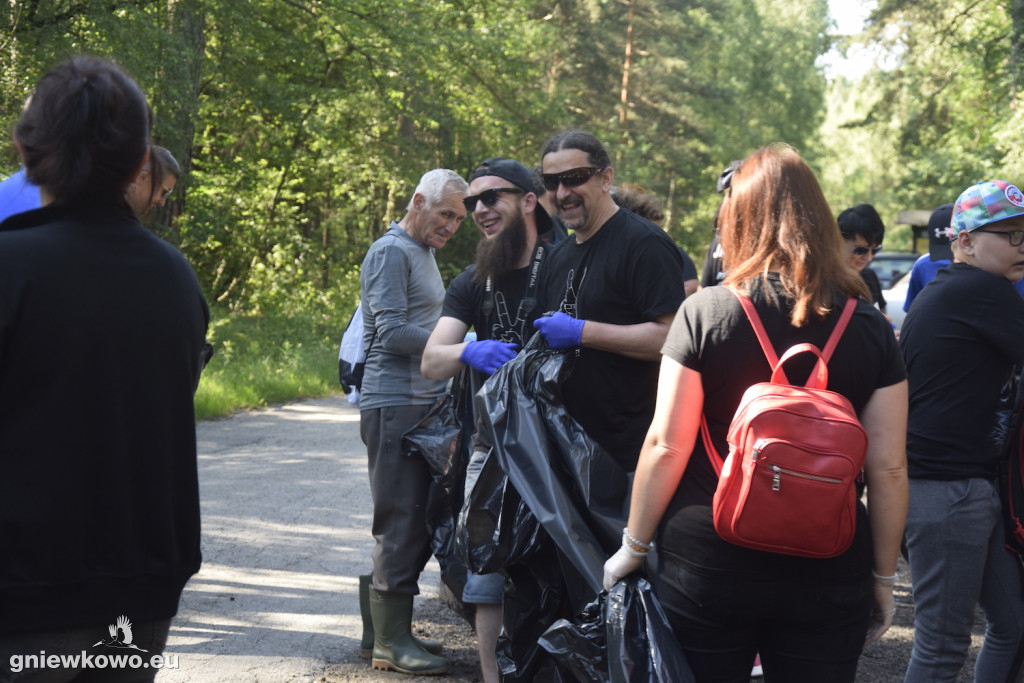 Sprzątanie lasu z BZIK-iem i przyjaciółmi