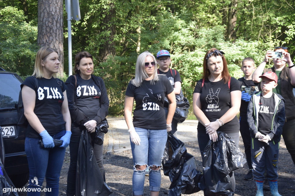 Sprzątanie lasu z BZIK-iem i przyjaciółmi