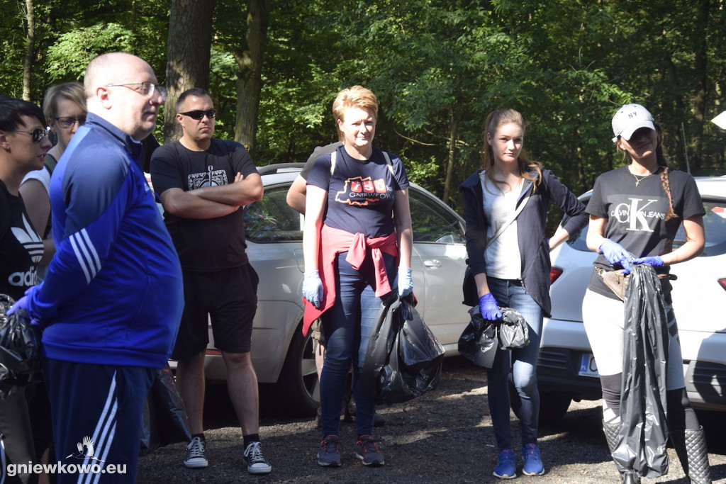 Sprzątanie lasu z BZIK-iem i przyjaciółmi