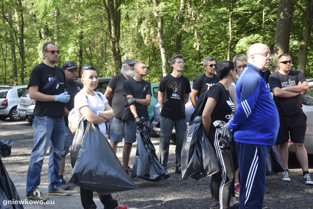 Sprzątanie lasu z BZIK-iem i przyjaciółmi