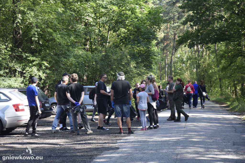 Sprzątanie lasu z BZIK-iem i przyjaciółmi