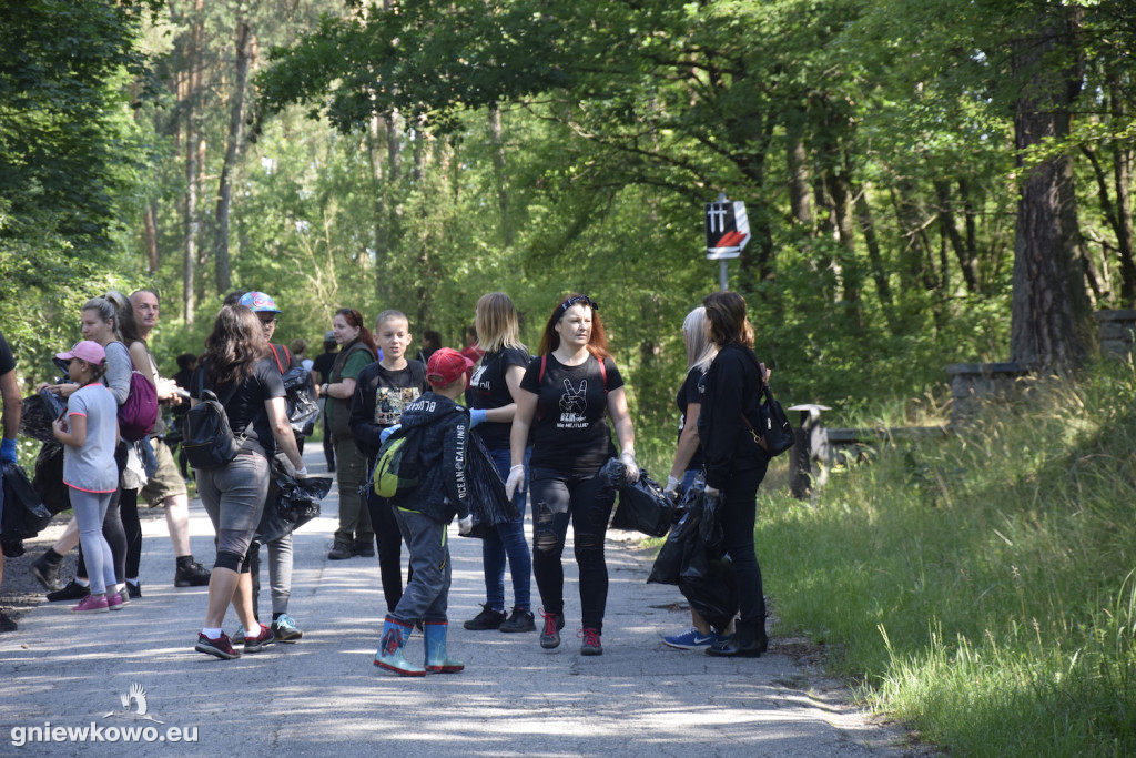 Sprzątanie lasu z BZIK-iem i przyjaciółmi