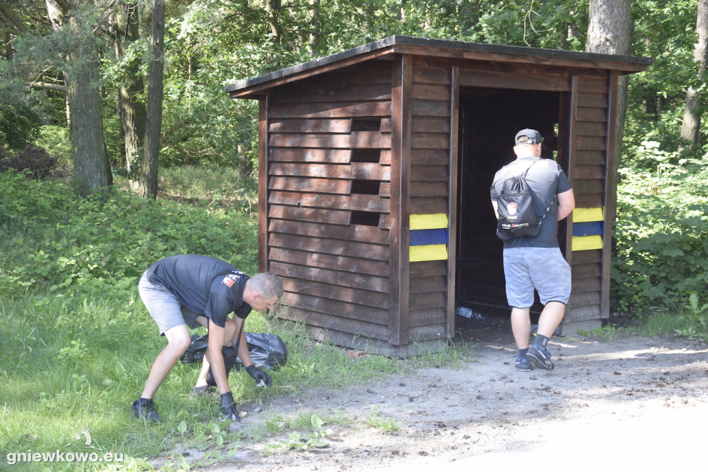 Sprzątanie lasu z BZIK-iem i przyjaciółmi