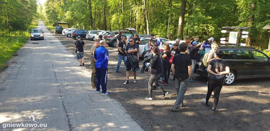 Sprzątanie lasu z BZIK-iem i przyjaciółmi