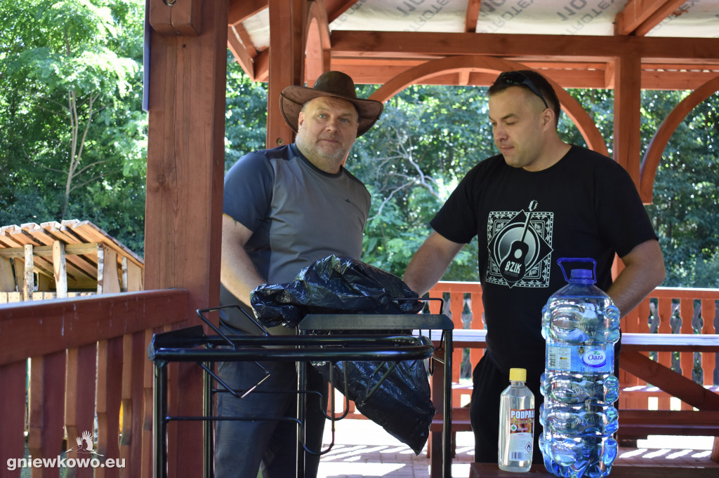 Sprzątanie lasu z BZIK-iem i przyjaciółmi