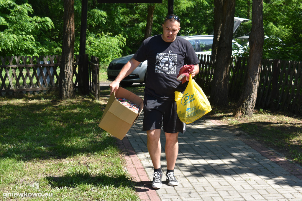 Sprzątanie lasu z BZIK-iem i przyjaciółmi