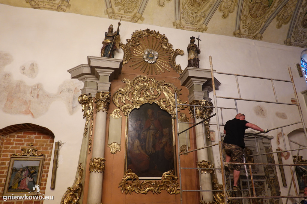 Rozbiórka ołtarzy w kościele pw. św. Mikołaja