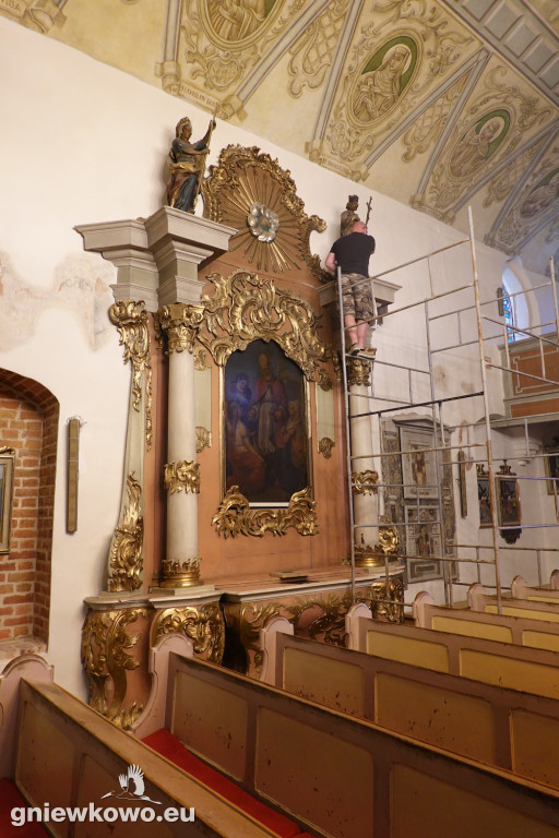 Rozbiórka ołtarzy w kościele pw. św. Mikołaja