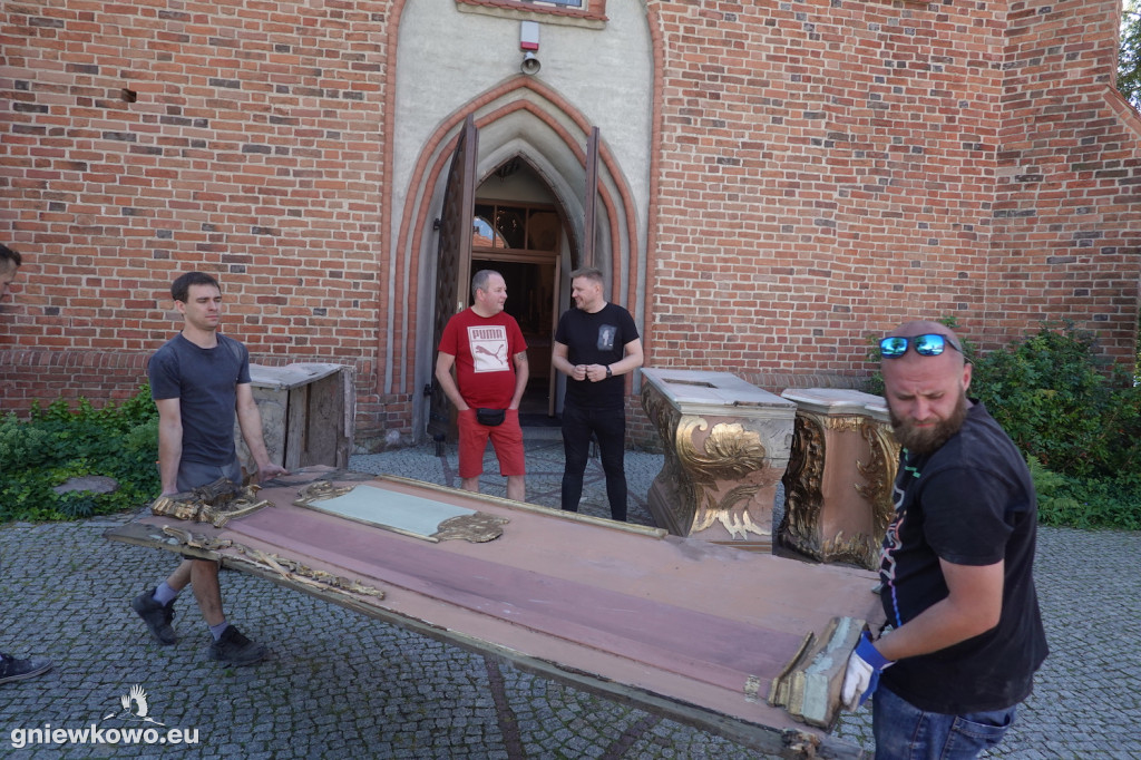 Rozbiórka ołtarzy w kościele pw. św. Mikołaja