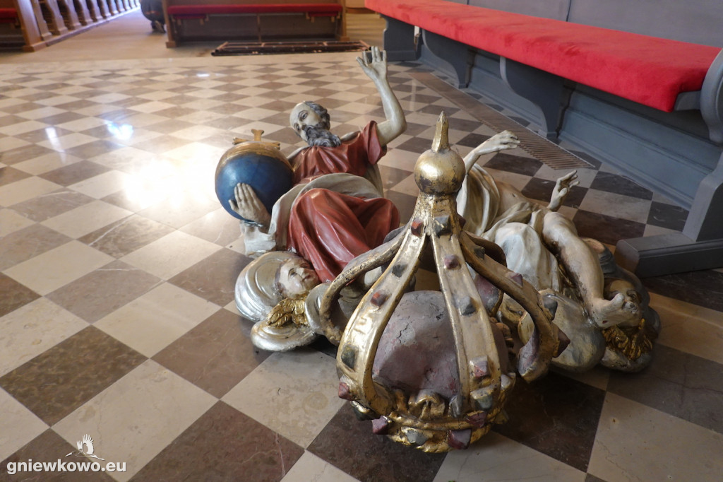Rozbiórka ołtarzy w kościele pw. św. Mikołaja