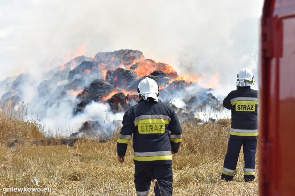 Pożar stogu w Bąkowie 31.07.2020