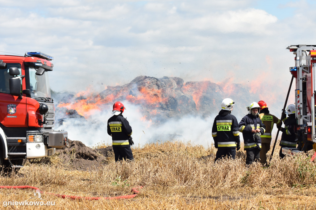 Pożar stogu w Bąkowie 31.07.2020