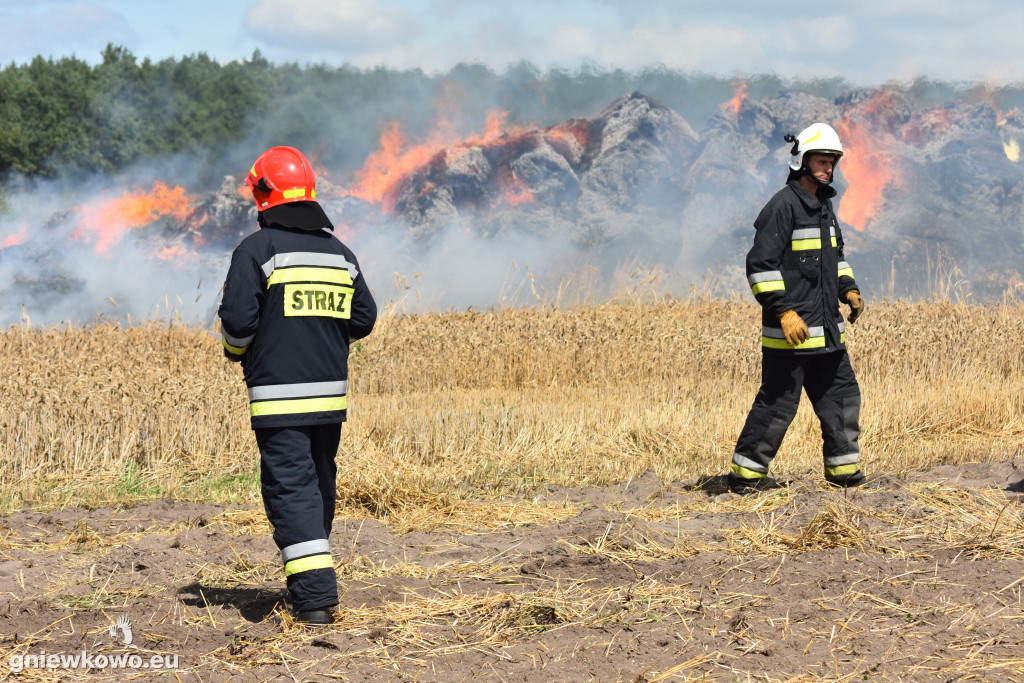 Pożar stogu w Bąkowie 31.07.2020