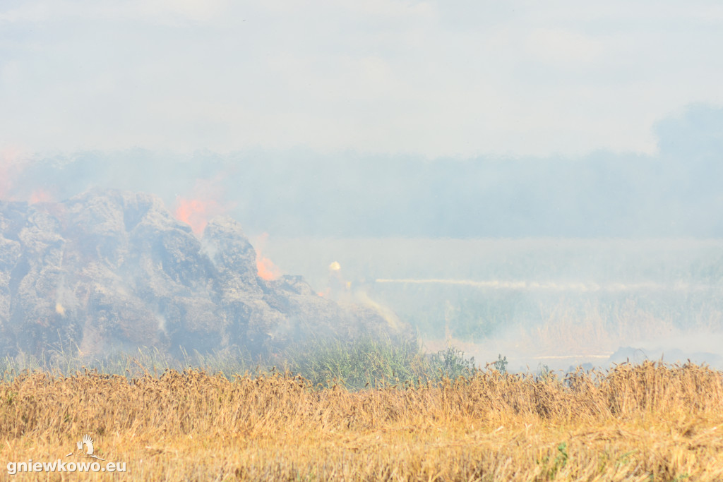 Pożar stogu w Bąkowie 31.07.2020